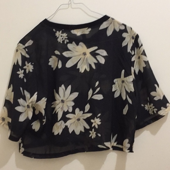 Divided by H&M black cream floral crop top. - Picture 2 of 4
